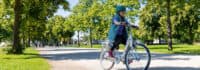 Ein Mädchen fährt Fahrrad