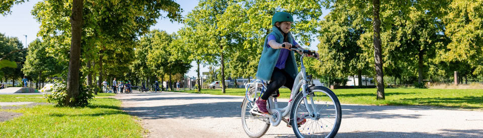 Ein Mädchen fährt Fahrrad