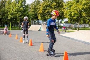 Kinder fahren Slalom auf Inline Skates