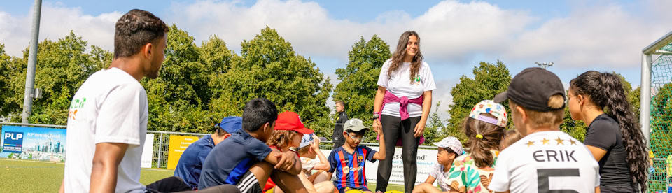 Die Kinder besprechen die Sporteinheit