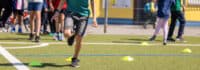 Ein Junge nimmt Anlauf