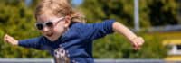 Ein Mädchen springt im Leichtathletik Camp