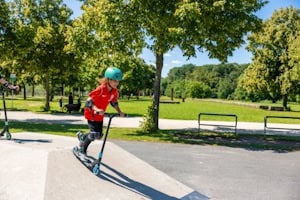 Junge fährt Scooter