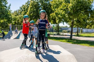 Kinder haben Spaß im Scooter Camp