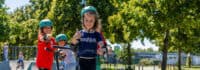Kinder haben Spaß im Scooter Camp