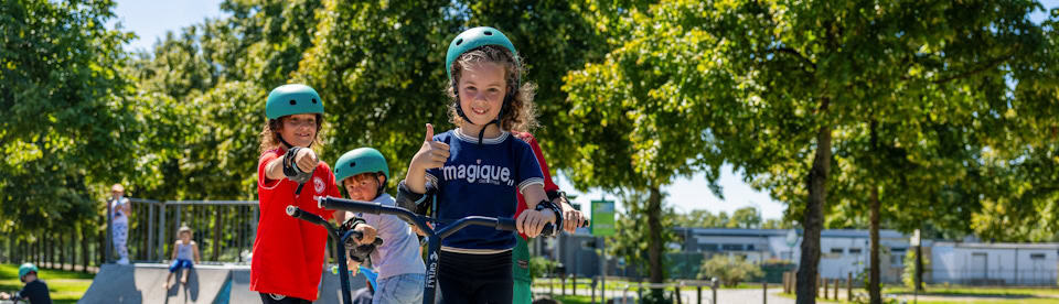 Kinder haben Spaß im Scooter Camp