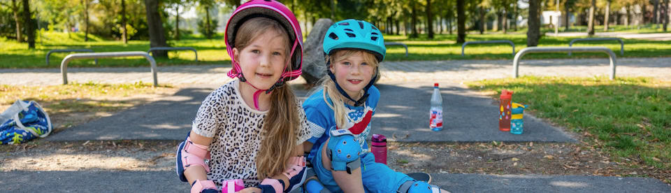 Zwei Mädchen im Skateboard Tagescamp