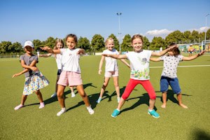 Mädchen lernen eine neue Choreo