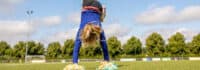 Ein Mädchen macht Handstand
