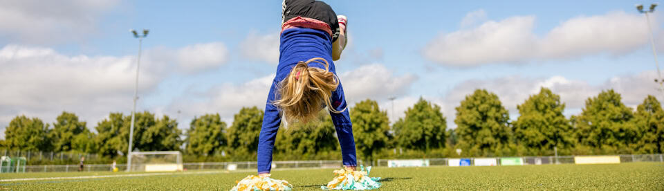 Ein Mädchen macht Handstand