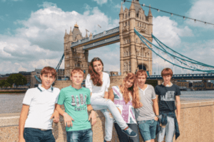 Gruppe Jugenlicher vor Tower Bridge