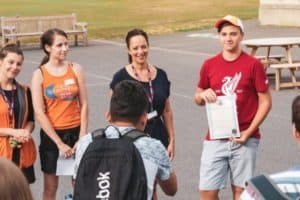 Schüler mit Betreuer machen ein Foto