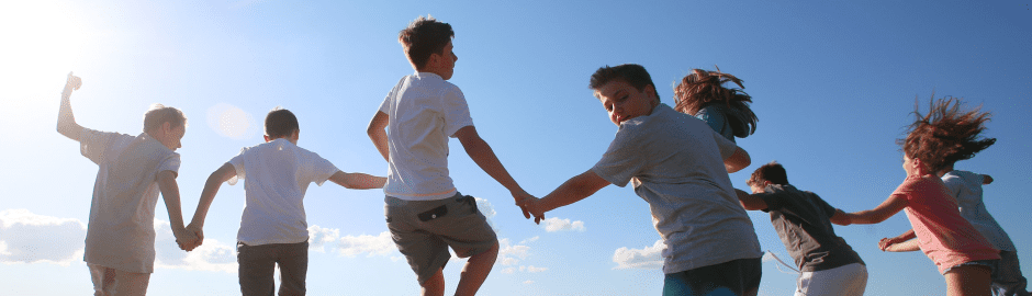 Jugendliche beim Absprung