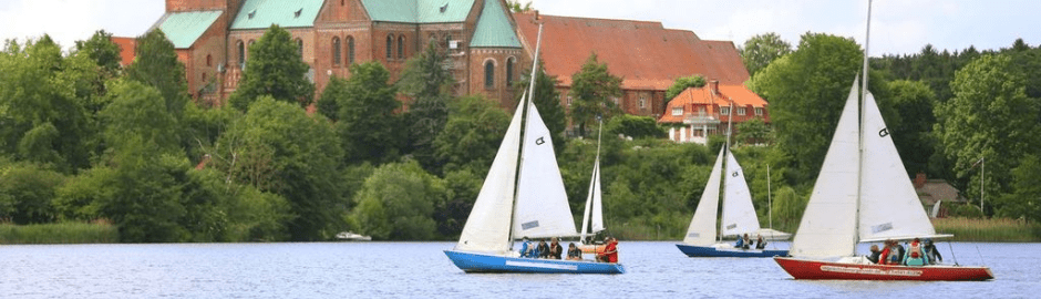 Segelboote im Wasser