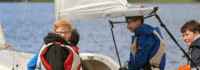 vier Jungs im Segelboot