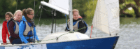 vier Mädels im Segelboot