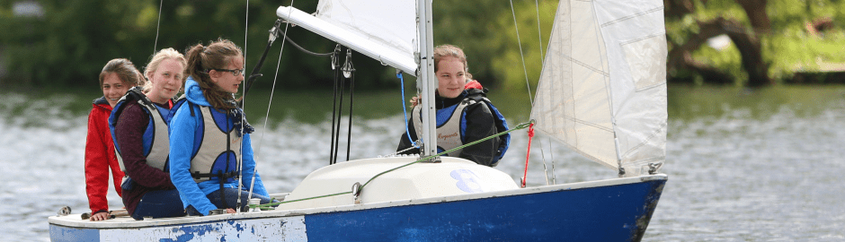 vier Mädels im Segelboot