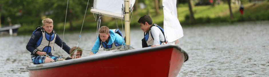 vier Jungs in Segelboot