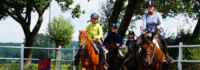 Kinder reiten um die Wette