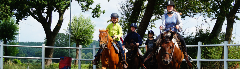 Kinder reiten um die Wette