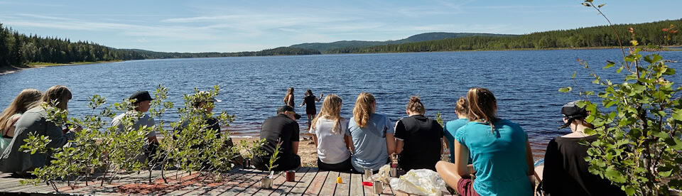 Am Steeg in der Sonne vor der Unterkunft