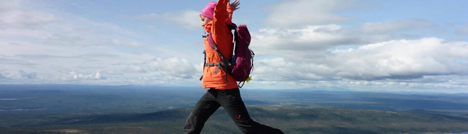 Teilnehmerin beim freudigen Wandern