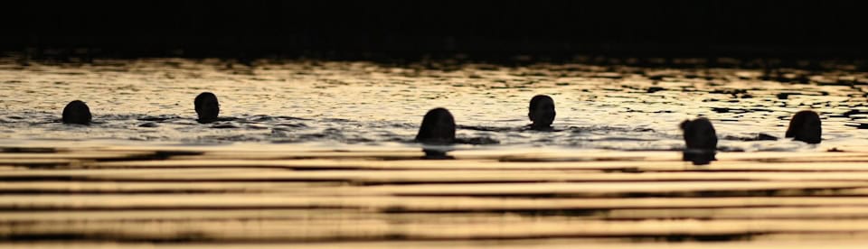 Schwimmen im Wasser am Campsee