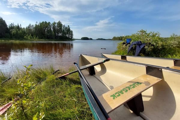 Wildniscamp - Kanu am Ufer