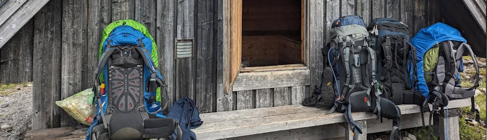 Rucksäcke vor der Schutzhütte