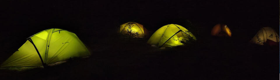Zelte bei Nacht