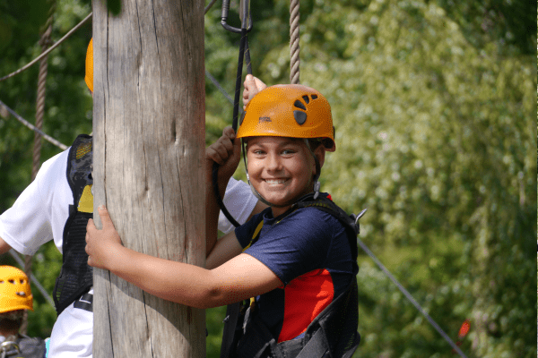 Mädchen umarmt Baum