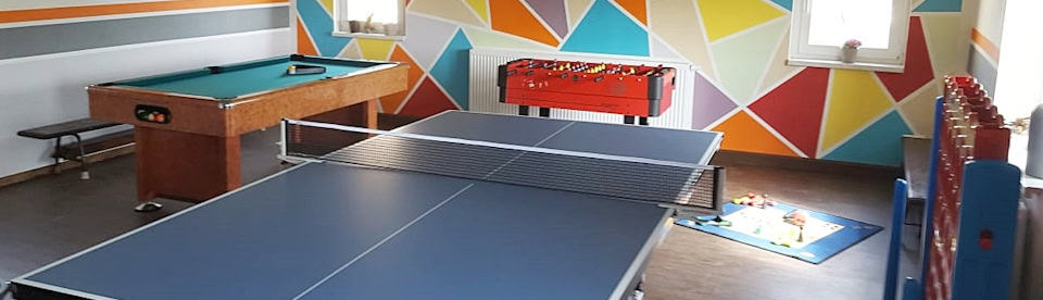 Tischtennisplatte im Sportraum