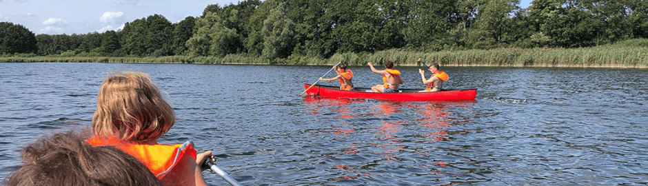 Zwei Kanus auf einem See im Finanz Camp Schloss Leizen