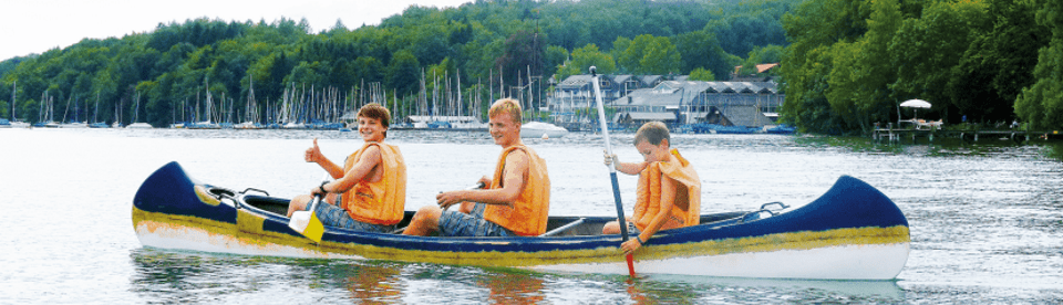 Drei Jungs im Kanu