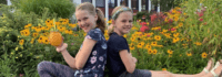 Zwei Mädchen lachen in die Kamera