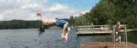 Ein Junge springt in den See