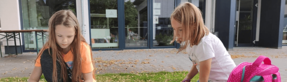 Zwei Mädchen lernen zusammen
