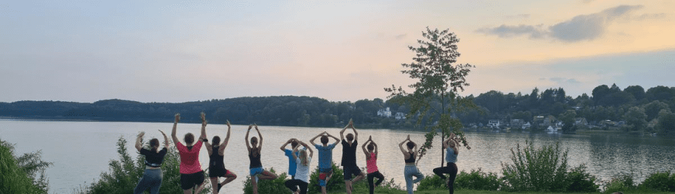 Yoga am Seeufer