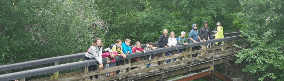 Gruppenbild auf einer Brücke