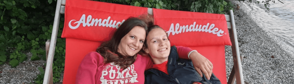 Zwei Mädchen in roten Liegestühlen