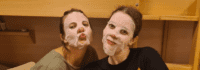 zwei Mädchen mit Gesichtsmasken