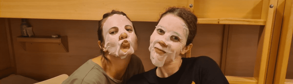 zwei Mädchen mit Gesichtsmasken