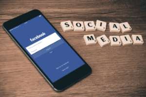 Social Media Schriftzug neben Handy