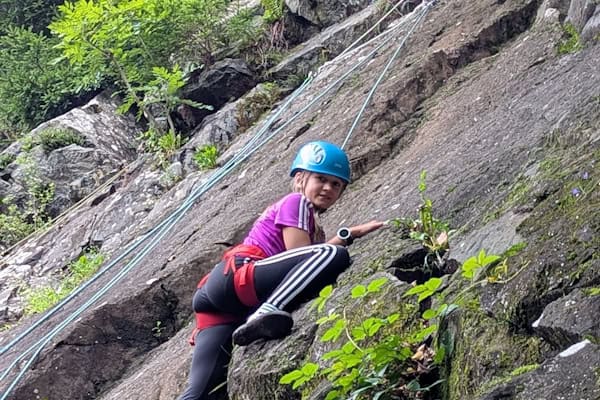 Klettern am Felsen im Englisch- und Outdoorcamp im Allgäu