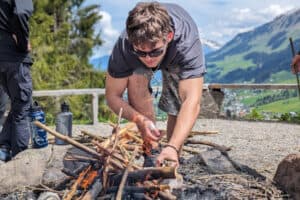 Lagerfeuer im Englischen Outdoorcamp für Jugendliche im Allgäu