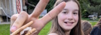 Mädchen hält Smores in der Hand