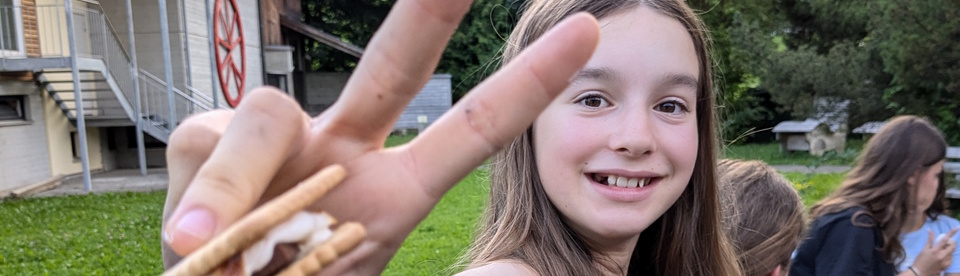 Mädchen hält Smores in der Hand