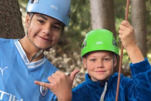 2 Jungs beim Klettern im Englisch- und Outdoorcamp im Allgäu