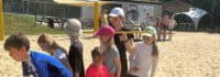 Kinder auf dem Beachvolleyball-Feld
