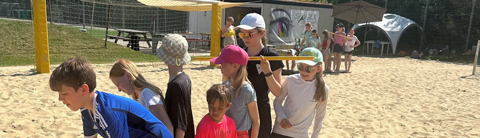 Kinder auf dem Beachvolleyball-Feld